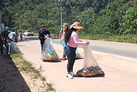 Jornada interinstitucional sanea la vía hacia Bocas del Drago en Isla Colón