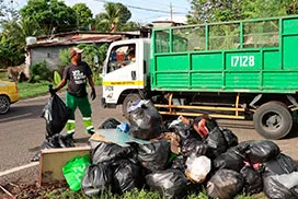 Camión rejilla hace recolección de bolsas de desechos en la Etapa 3 y 4, corregimiento Las Mañanitas