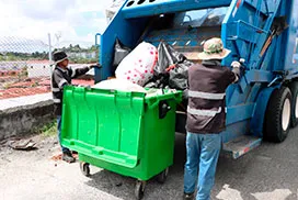 Camión compactador realiza recolección de tanque de 2.5yds de desechos