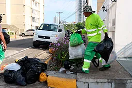 Recolección de desechos en calle 3era, corregimiento de Río Abajo