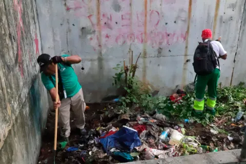 Recolección de desechos en el área del puente peatonal de la Avenida de los Mártires