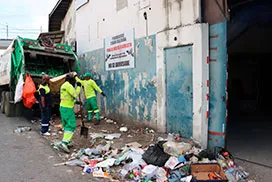 Recolección de desechos en el sector 1, corregimiento 24 de Diciembre