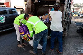 Camión compactador realiza recolección en Viejo veranillo, Corregimiento Belisario Porras