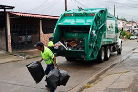 Camión compactador en recolección en Cerro Viento, corregimiento Rufina Alfaro