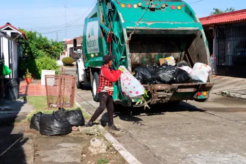 Camión compactador realilza labores de recolección de desechos en Cerro Viento, corregimiento Rufina Alfaro