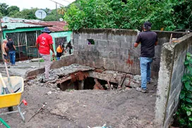 Demolición de tinaquera en  Plaza Colombia Calle M, Samaria, corregimiento Belisario Porras