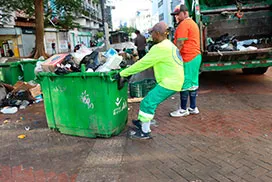 Recolección y barrido en la Peatonal, corregimiento de Santa Ana.