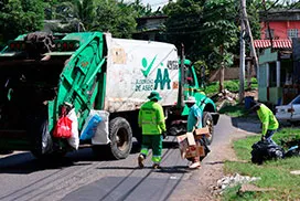 Camión compactador recolecta desechos en sector Rana de Oro, corregimiento de Pedregal