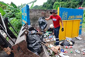 Recolección de desechos en la tinaquera, retirando los residuos acumulados y dejando el punto despejado en calle A, San Isidro, corregimiento de Omar Torrijos.