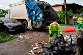 Camión compactador realiza recorrido de recolección en Santa Librada, corregimiento Ernesto Córdoba Campos