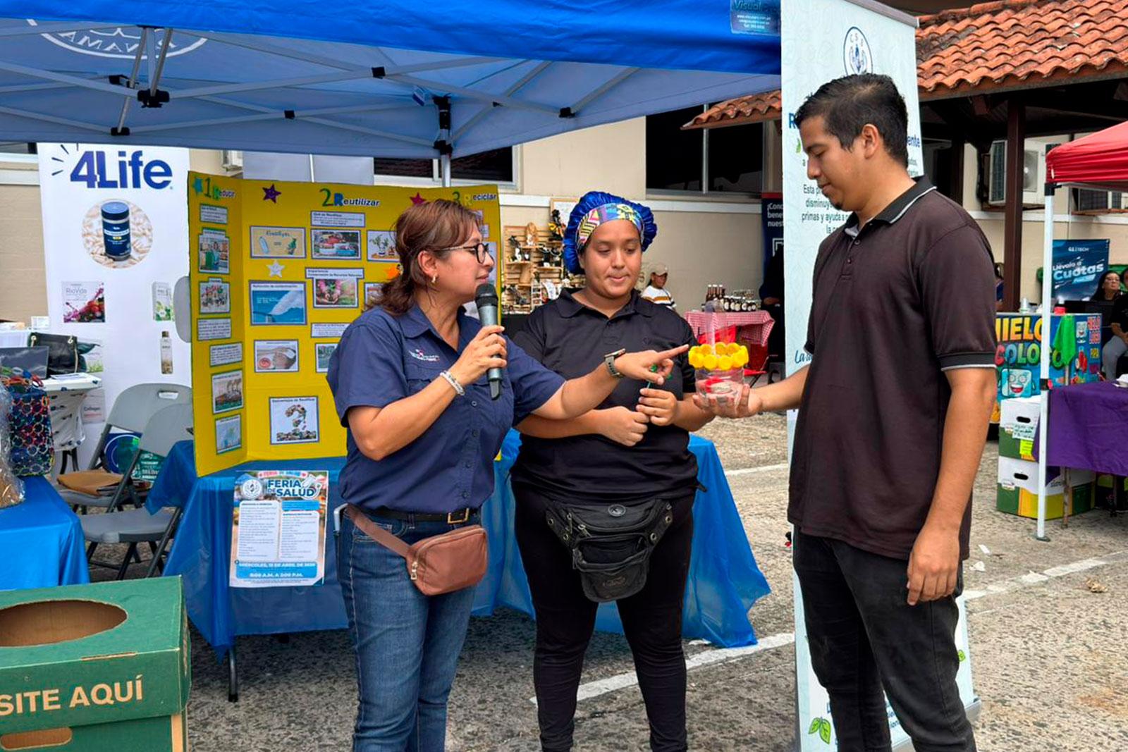 Exhiben prácticas de reciclaje y reutilización de desechos en feria de salud de la Caja de Seguro Social