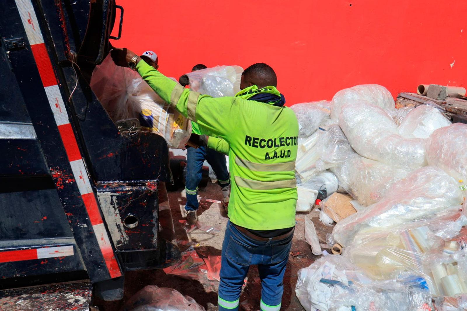 Equipos operativos realizan labores diarias de recolección en San Miguelito