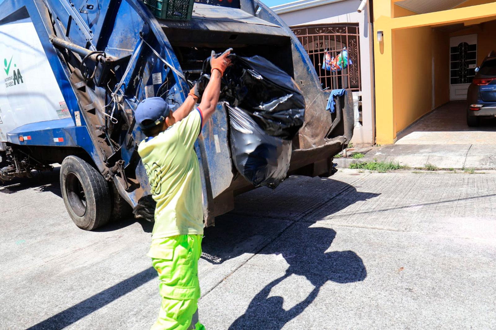 Equipos operativos realizan labores diarias de recolección en San Miguelito