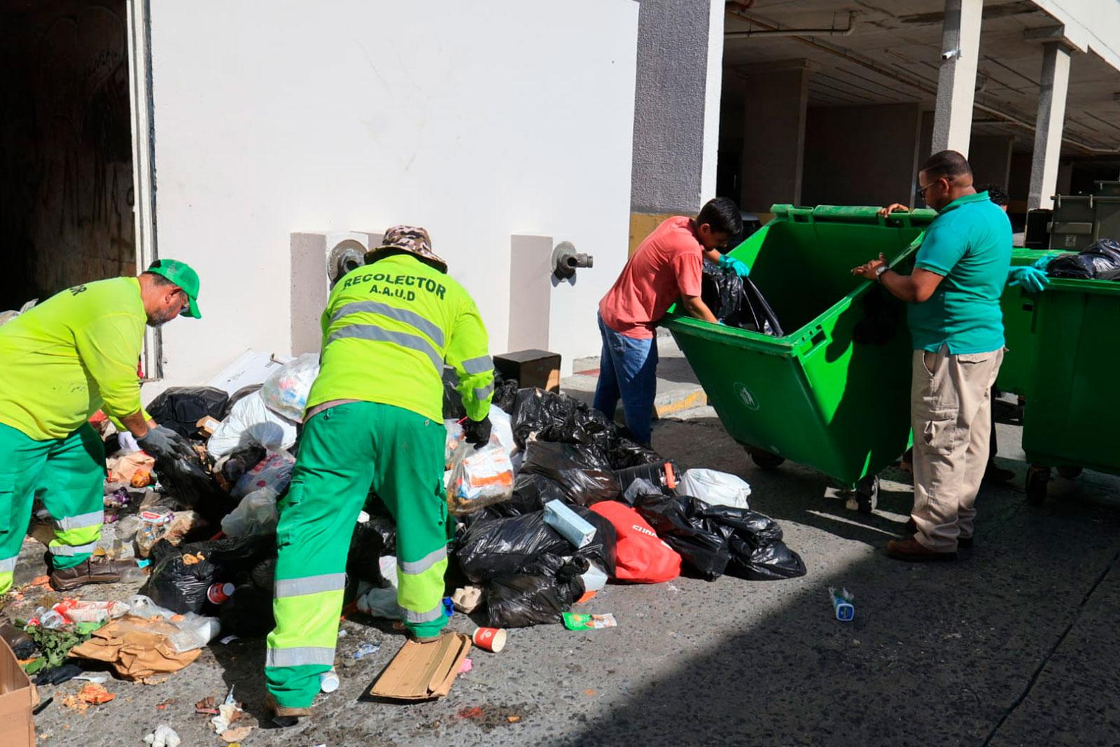 Equipos operativos realizan labores diarias de recolección en Río Abajo