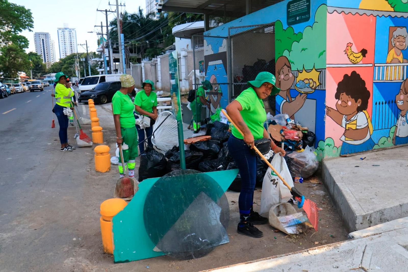 Comunidades y voluntarios sanean vertedero clandestino en playa de Boca La Caja por el Mes de la Tierra