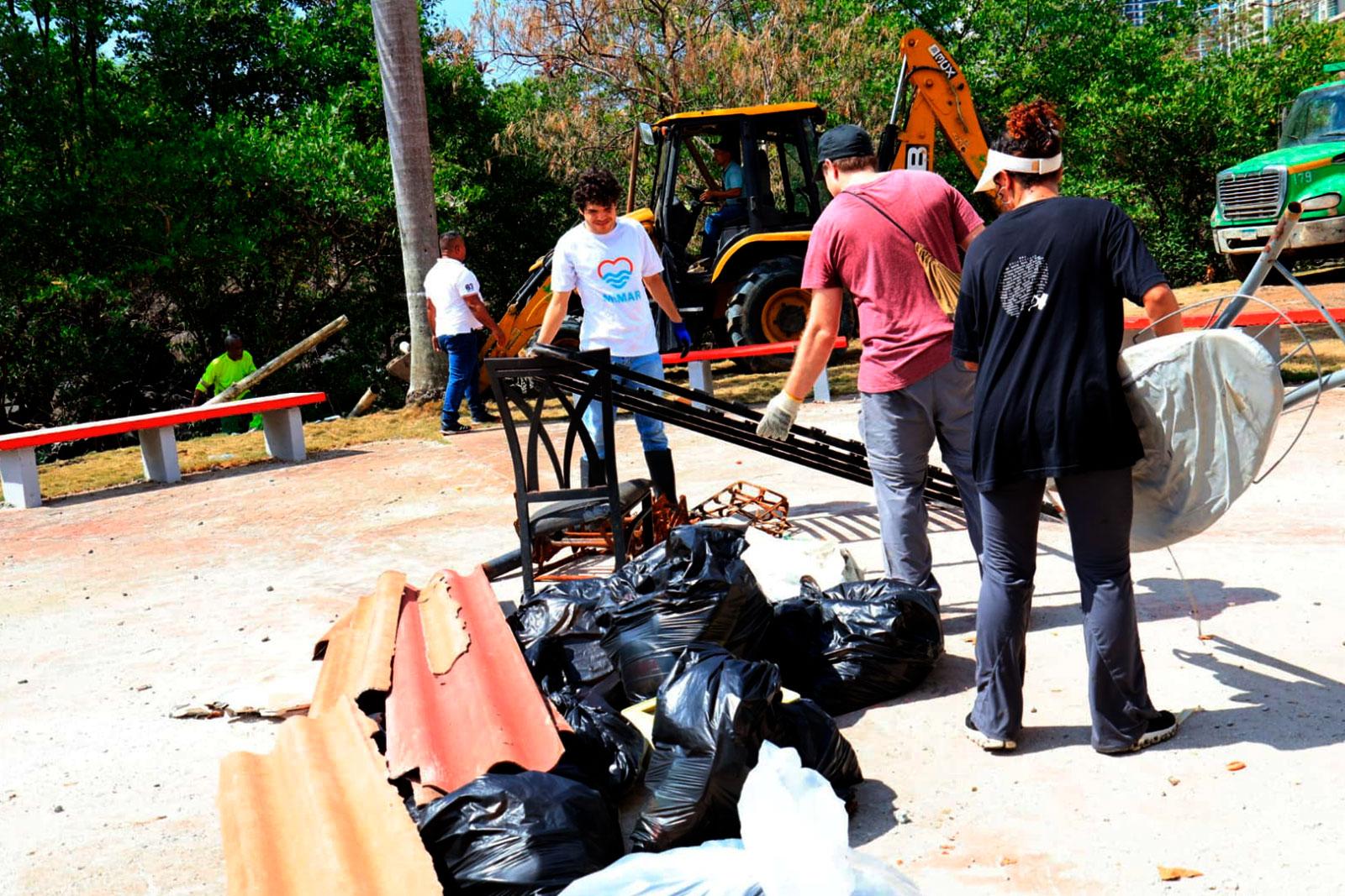 Comunidades y voluntarios sanean vertedero clandestino en playa de Boca La Caja por el Mes de la Tierra