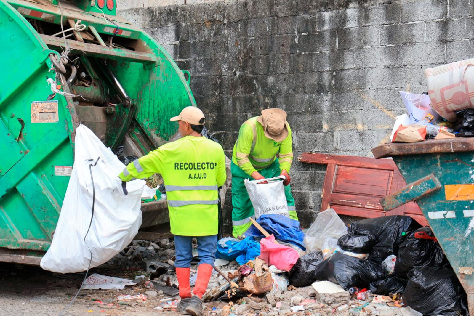 Comunidades y voluntarios sanean vertedero clandestino en playa de Boca La Caja por el Mes de la Tierra
