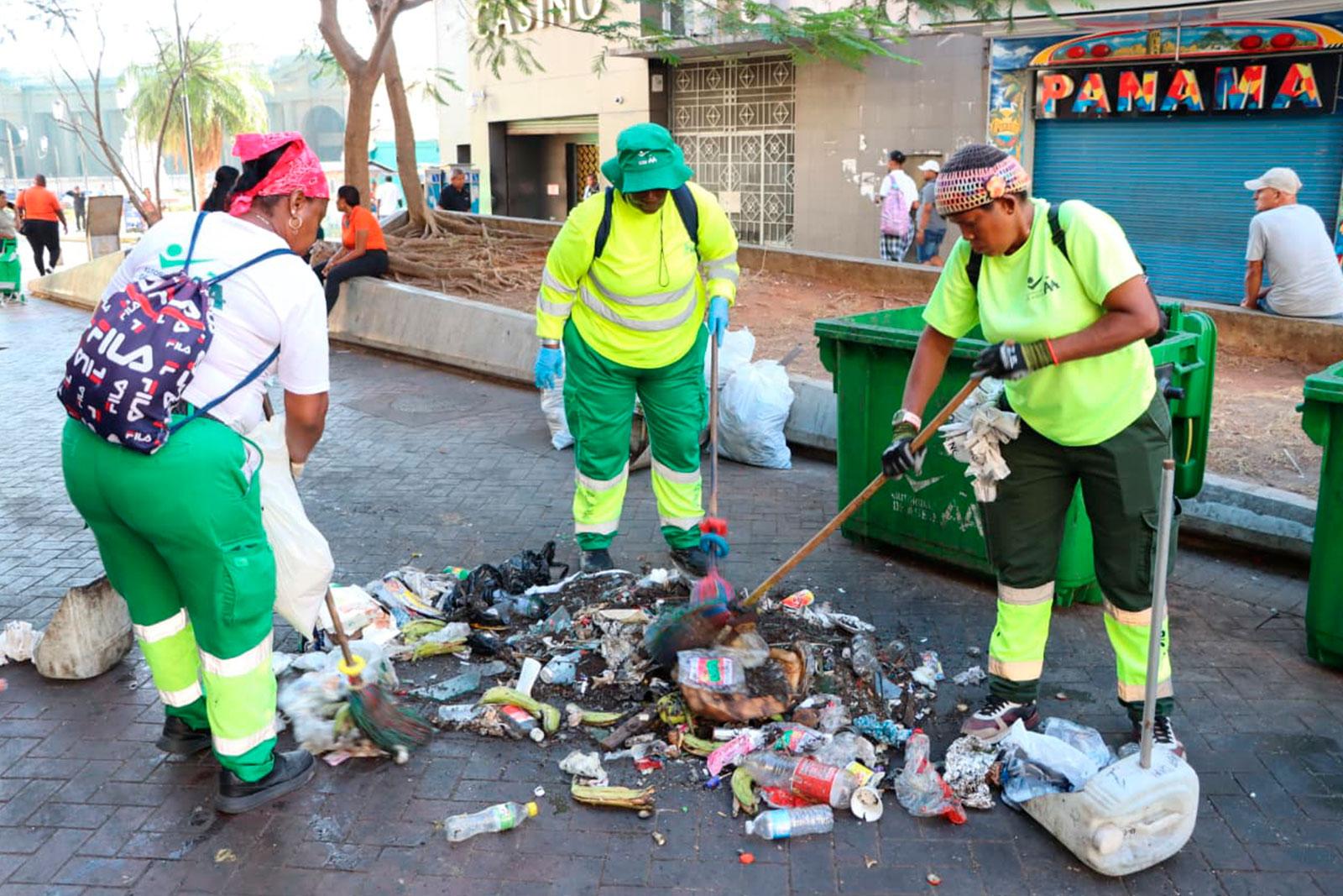 Desechos lanzados fuera de los dispositivos saturan La Peatonal pese a la limpieza diaria.