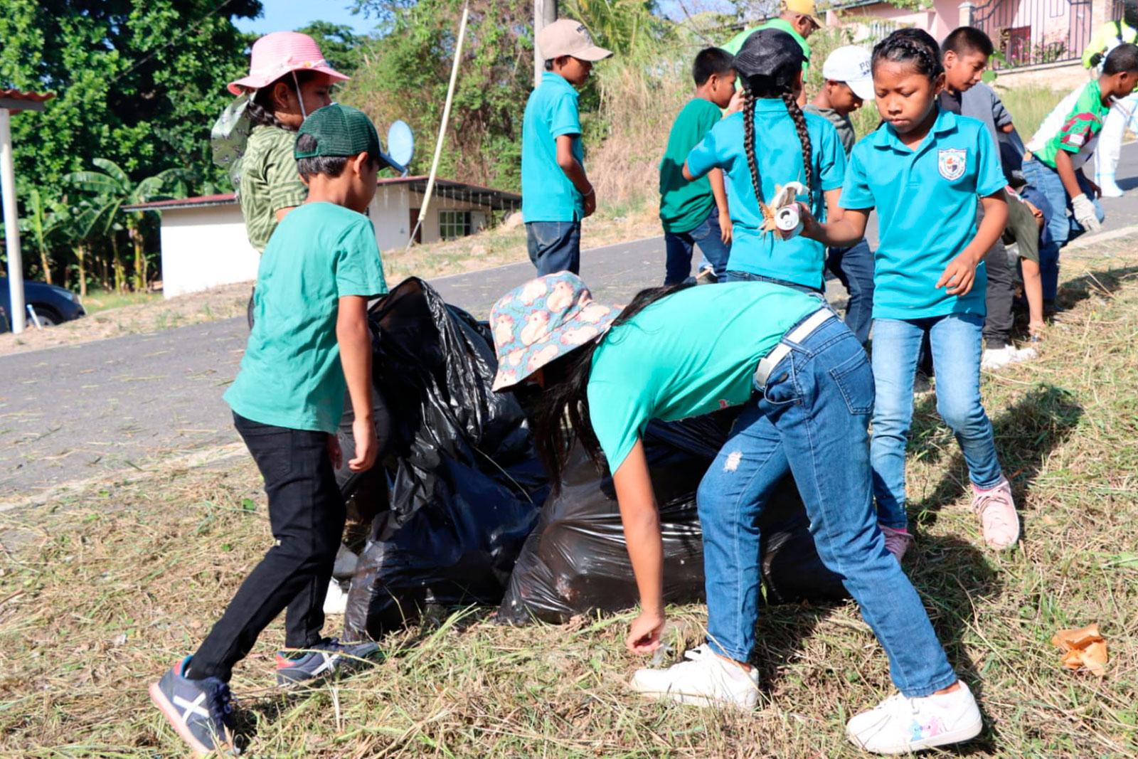 Comunidad de Kuna Nega se une en masiva jornada de limpieza por el Día Mundial de la Tierra