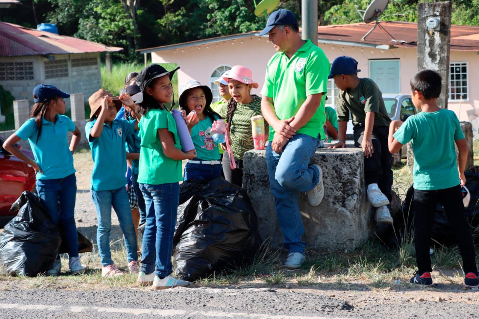 Comunidad de Kuna Nega se une en masiva jornada de limpieza por el Día Mundial de la Tierra