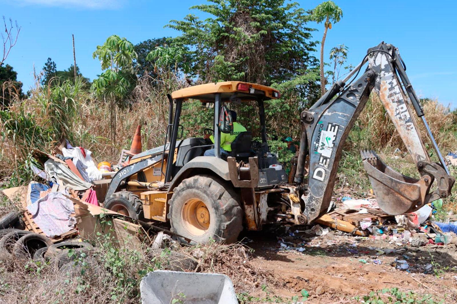 Retiran más de 30 toneladas de basura y desmantelan vertedero ilegal en Belén de Tocumen