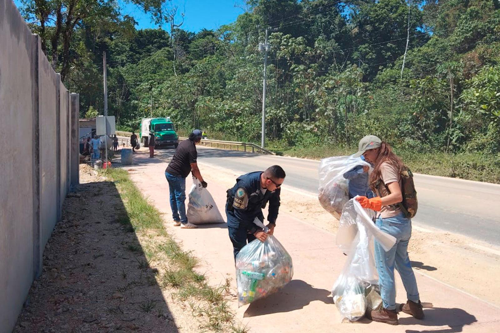 Jornada interinstitucional sanea la vía hacia Bocas del Drago en Isla Colón
