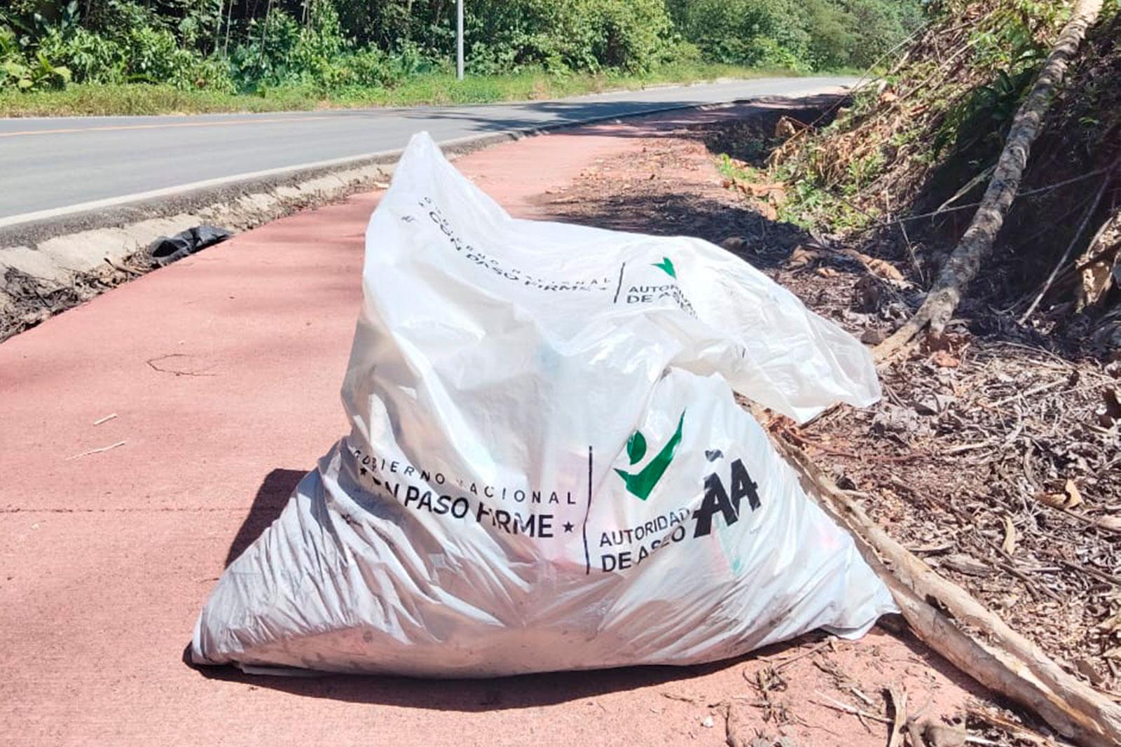 Jornada interinstitucional sanea la vía hacia Bocas del Drago en Isla Colón