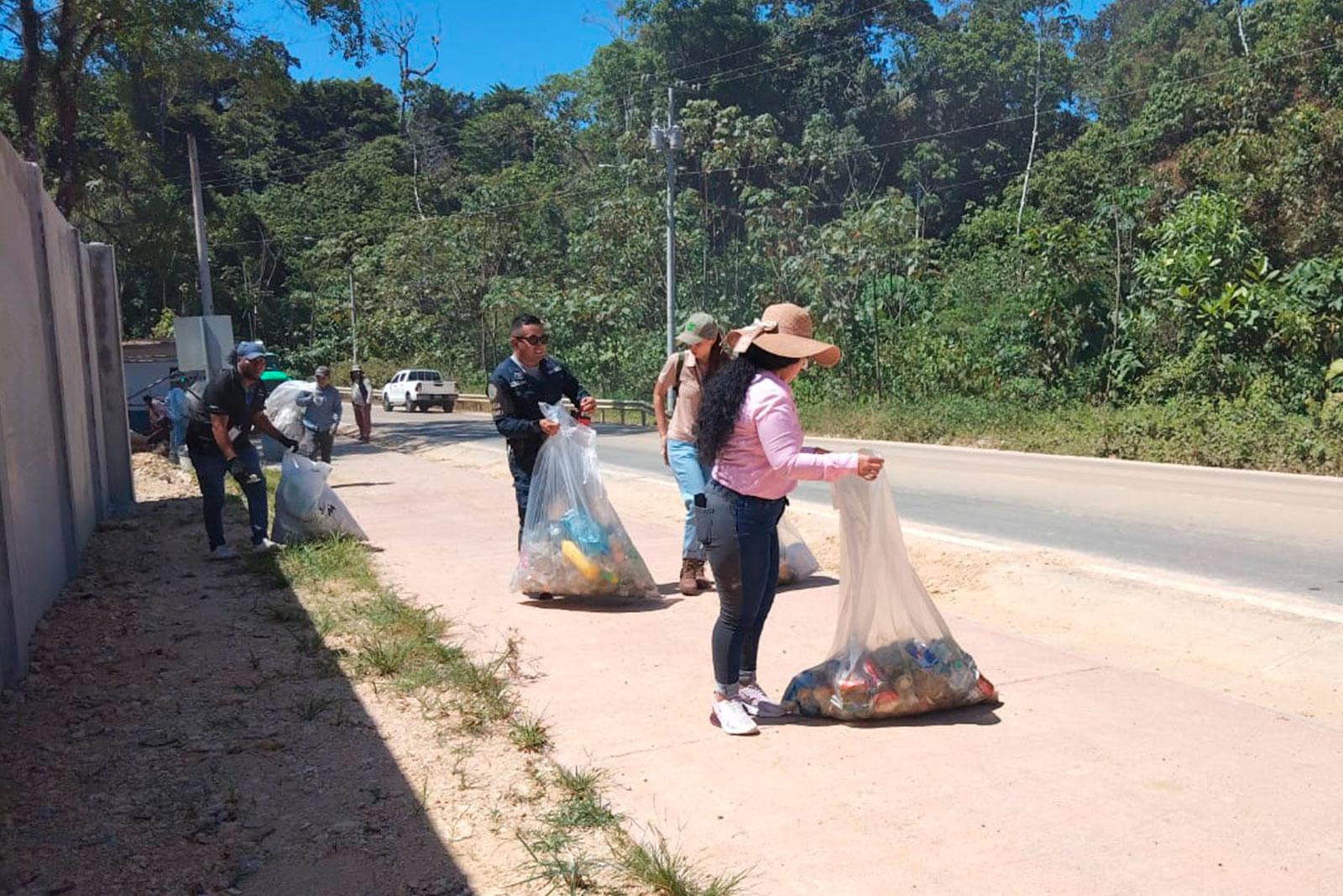 Jornada interinstitucional sanea la vía hacia Bocas del Drago en Isla Colón