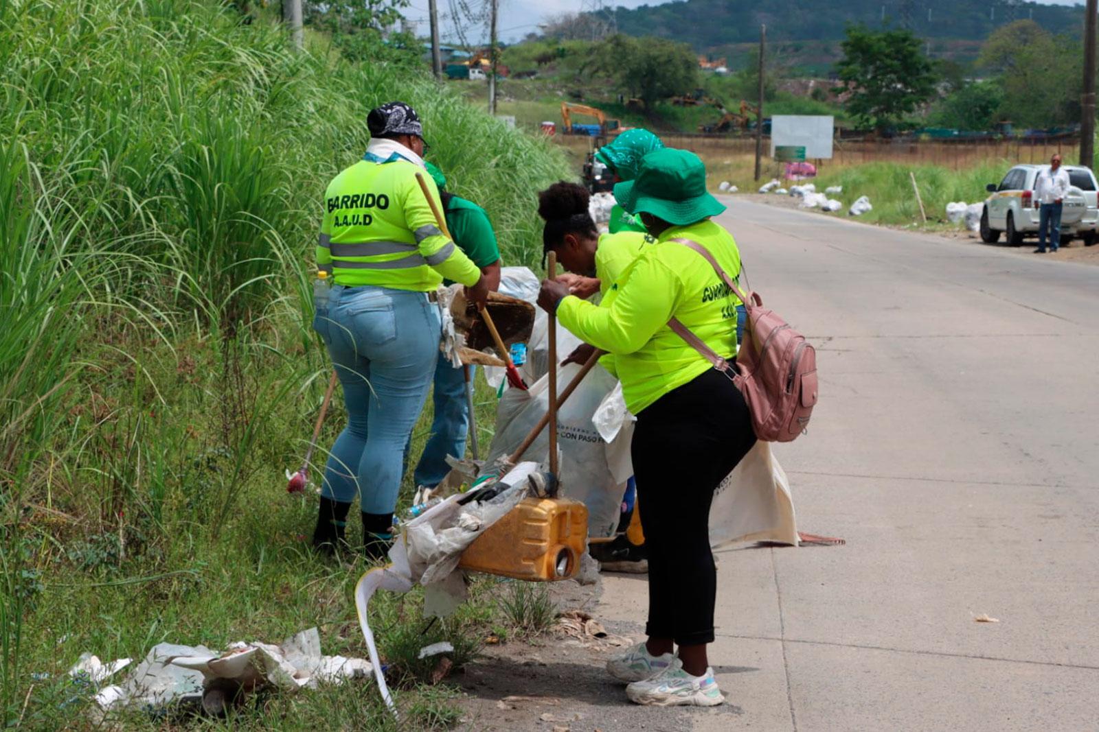 Jornada de barrido y limpieza mantiene el ornato en la vía hacia Cerro Patacón, corregimiento de Ancón