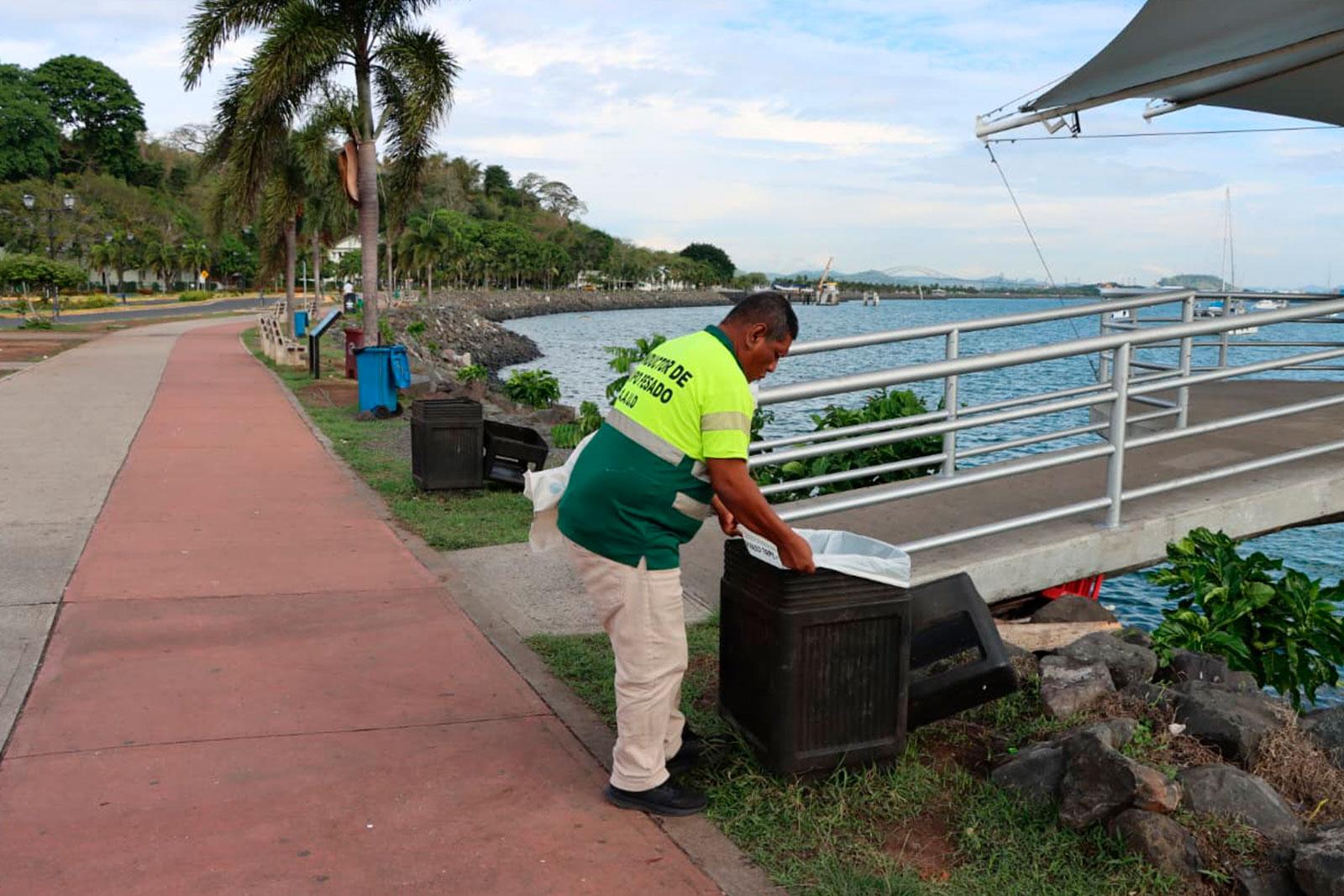Cambio de cartuchos en tinaqueras en la Calzada de Amador, corregimiento de Ancón