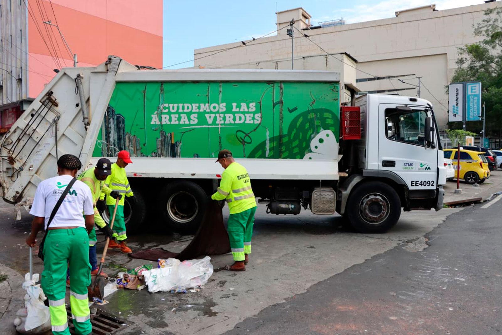 Camión compactador realiza recolección de desecho en el corregimiento de Calidonia