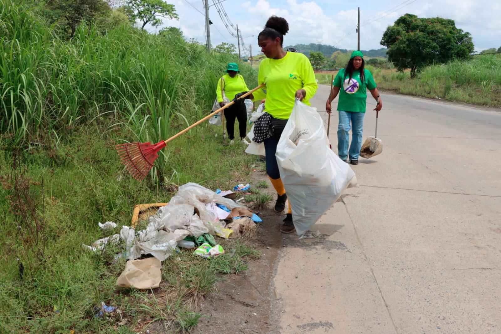 Jornada de barrido y limpieza mantiene el ornato en la vía hacia Cerro Patacón, corregimiento de Ancón