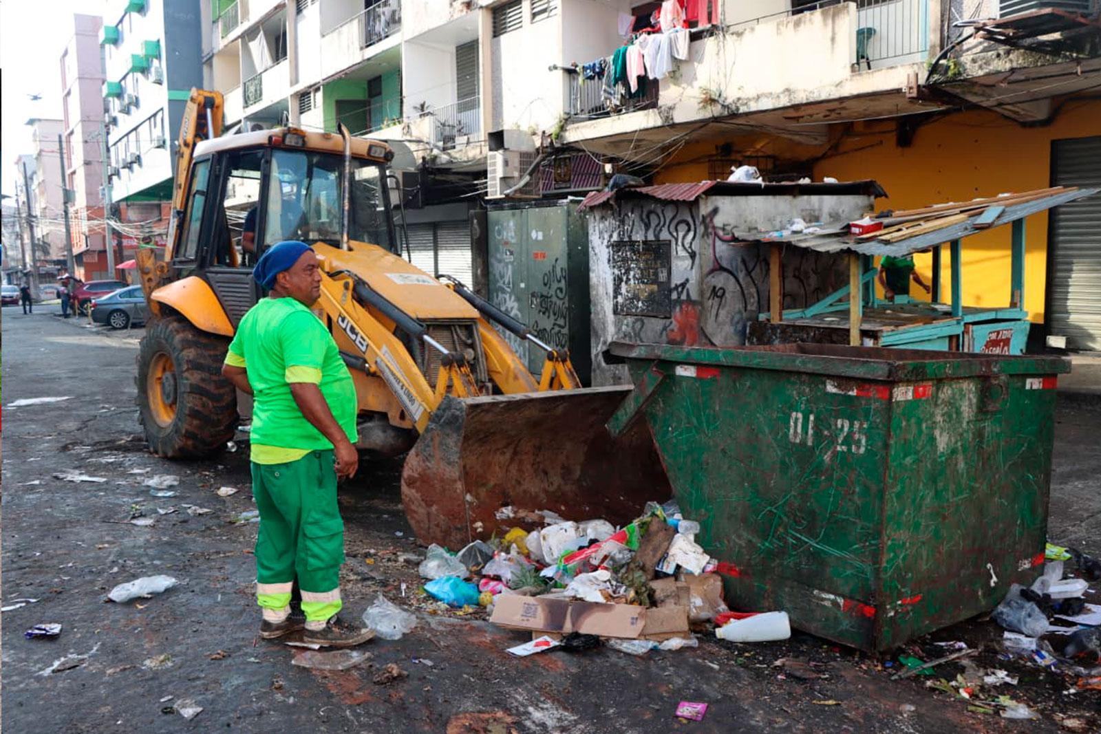 Operativo de limpieza integral atiende la Avenida Central en Calidonia
