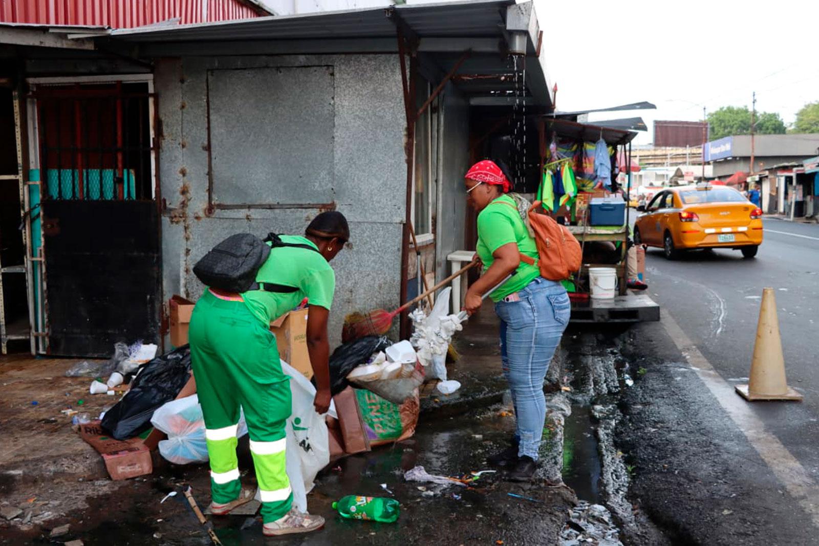 Operativo de limpieza integral atiende la Avenida Central en Calidonia