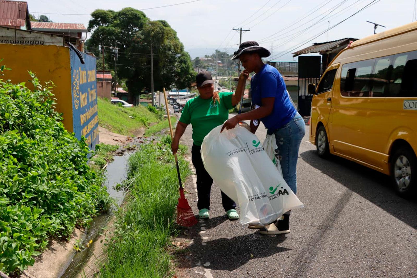 Barrido de desechos en el corregimiento Belisario Frías