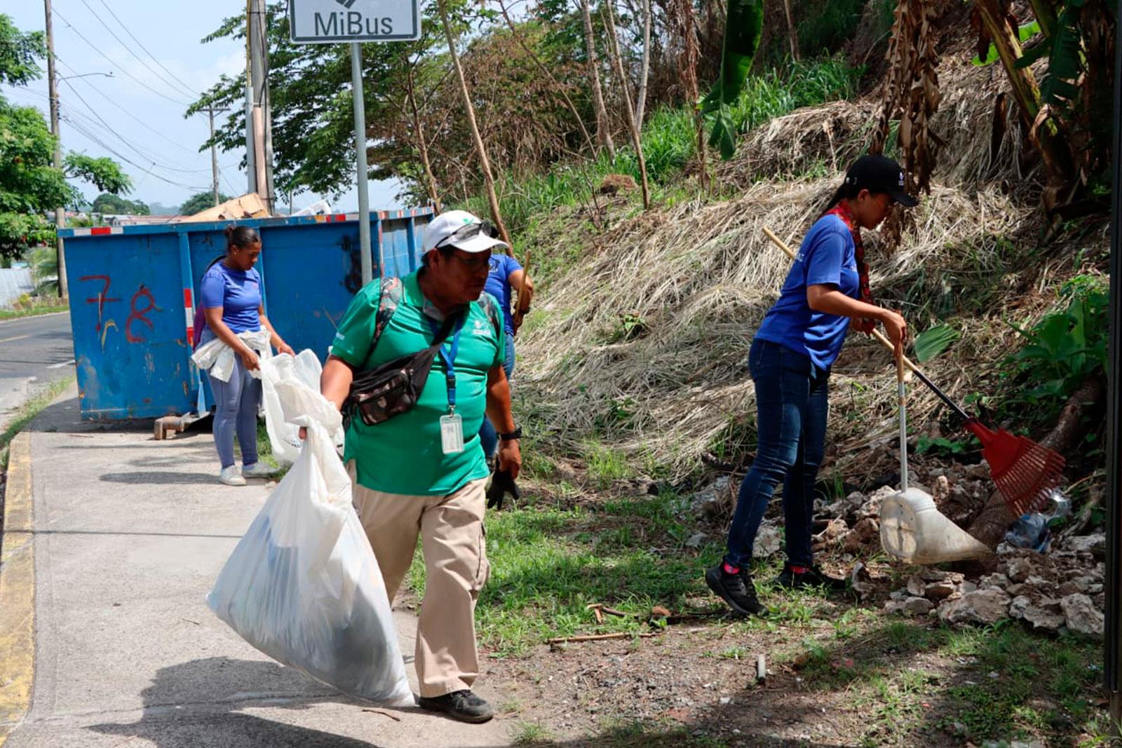 Barrido de desechos en el corregimiento Belisario Frías