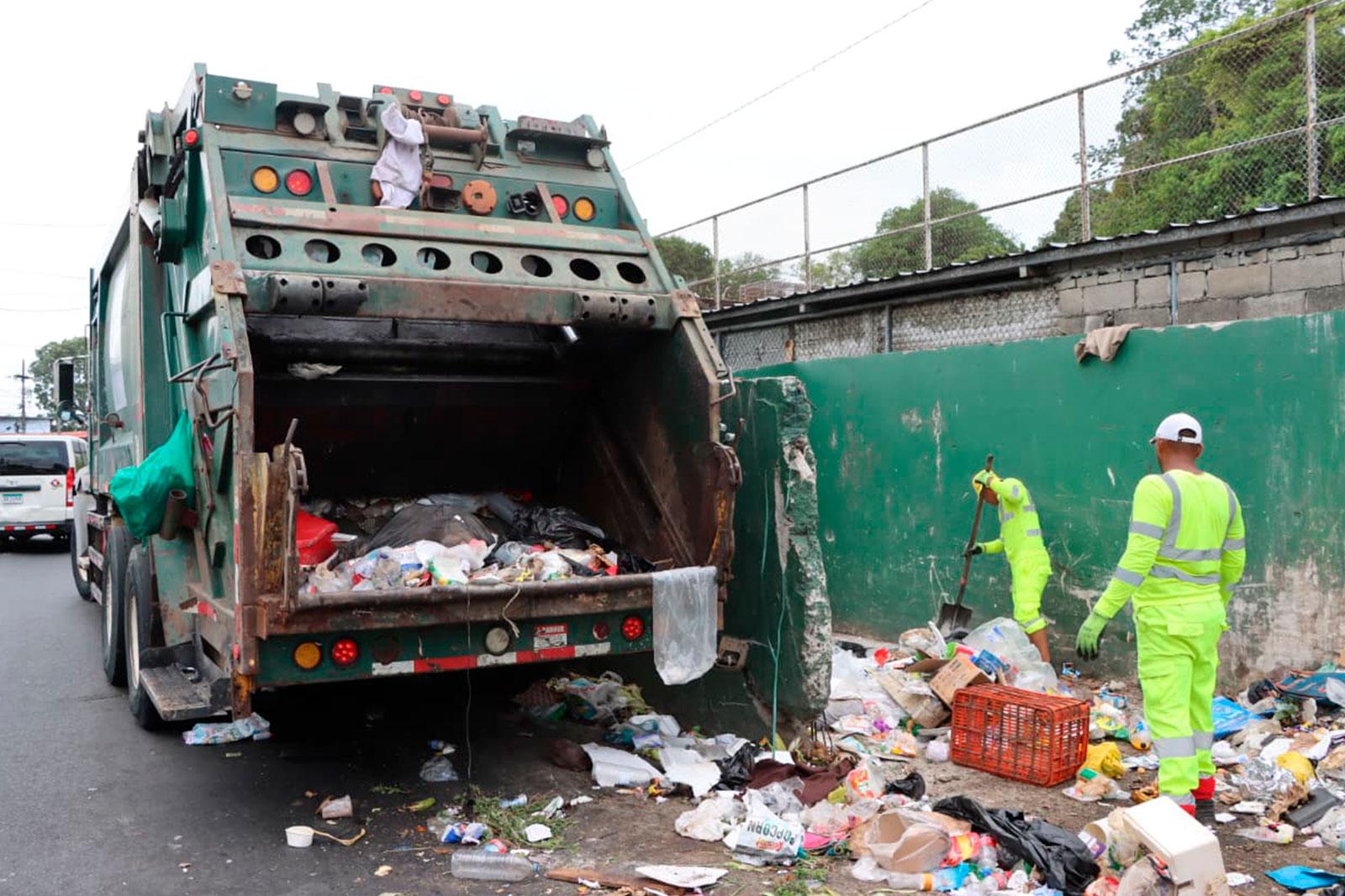 Recolcección de desechos con camión compactador en el corregimiento Belisario Frías