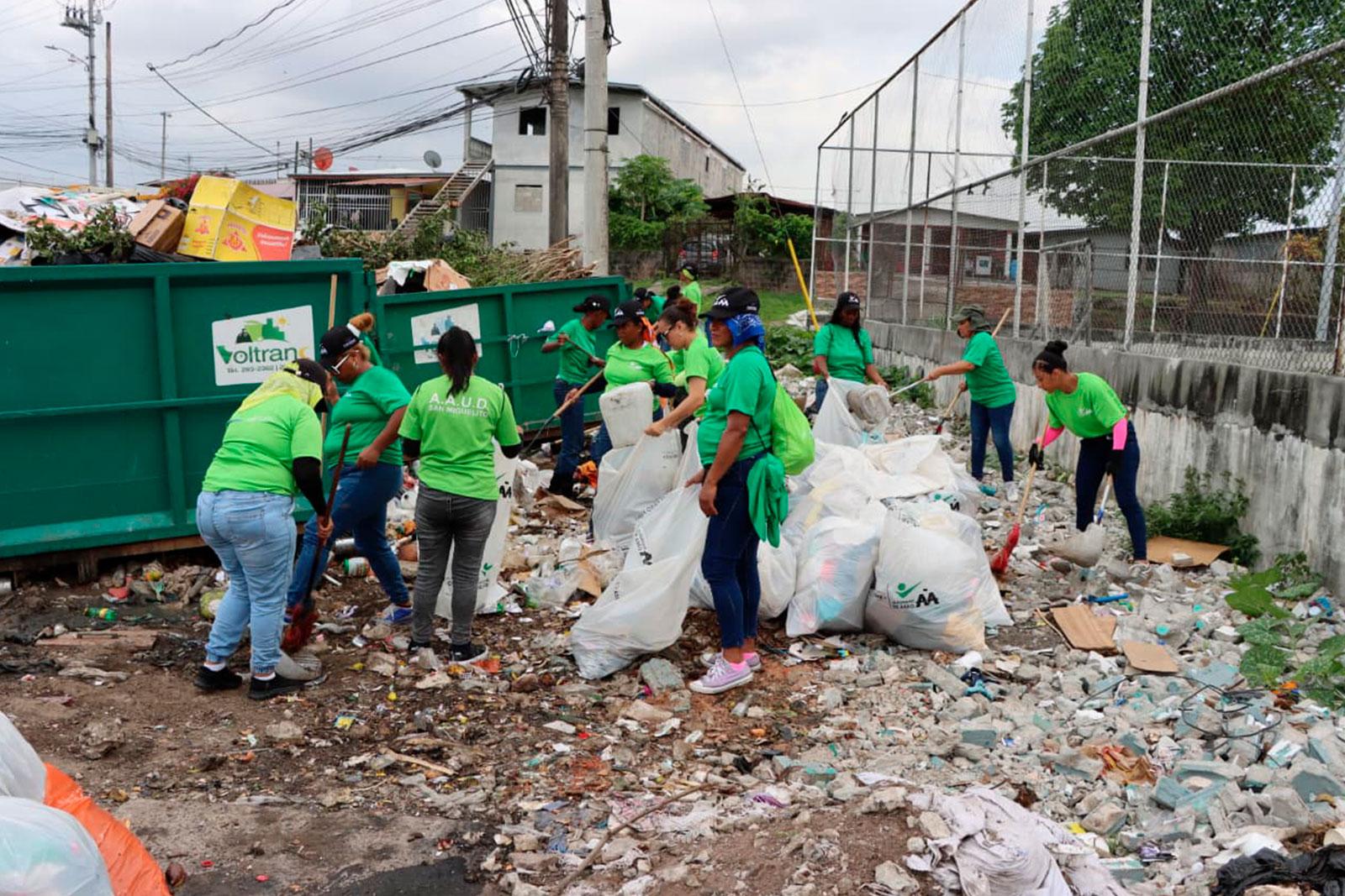 Jóvenes del Plan Libertad en recolección de desechos en punto crítico