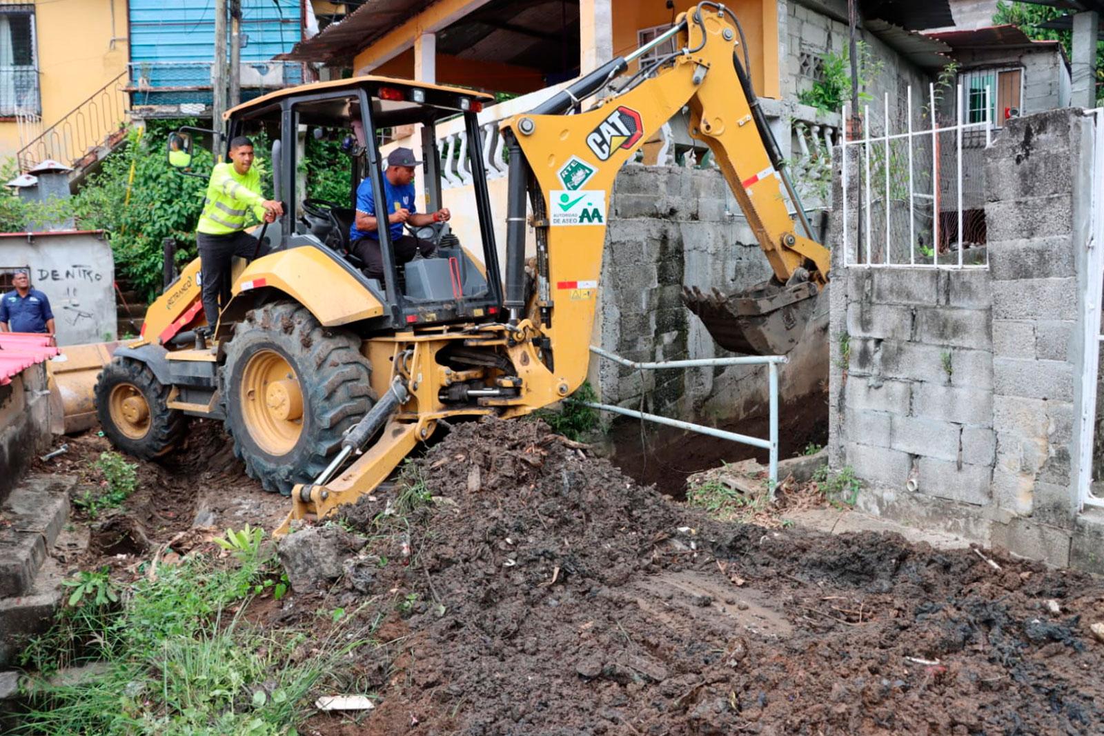 Limpieza y canalización de cunetas previenen inundaciones en Villa Guadalupe, corregimiento de Mateo Iturralde