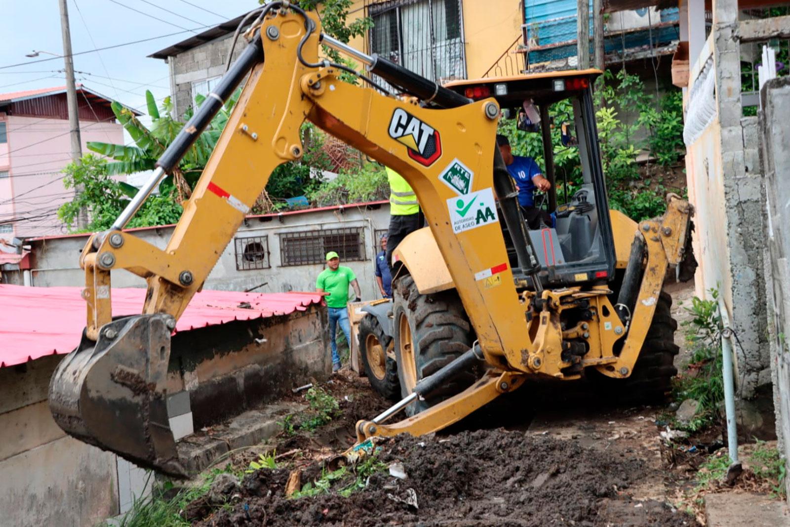 Limpieza y canalización de cunetas previenen inundaciones en Villa Guadalupe, corregimiento de Mateo Iturralde