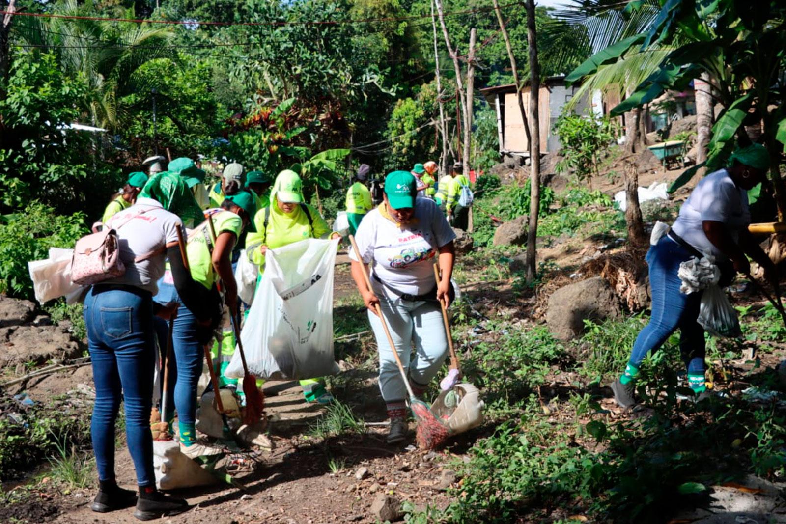 Operativo de limpieza, corte de grama y recolección de enseres refuerza la lucha contra el dengue en La Esperanza de Kuna Nega
