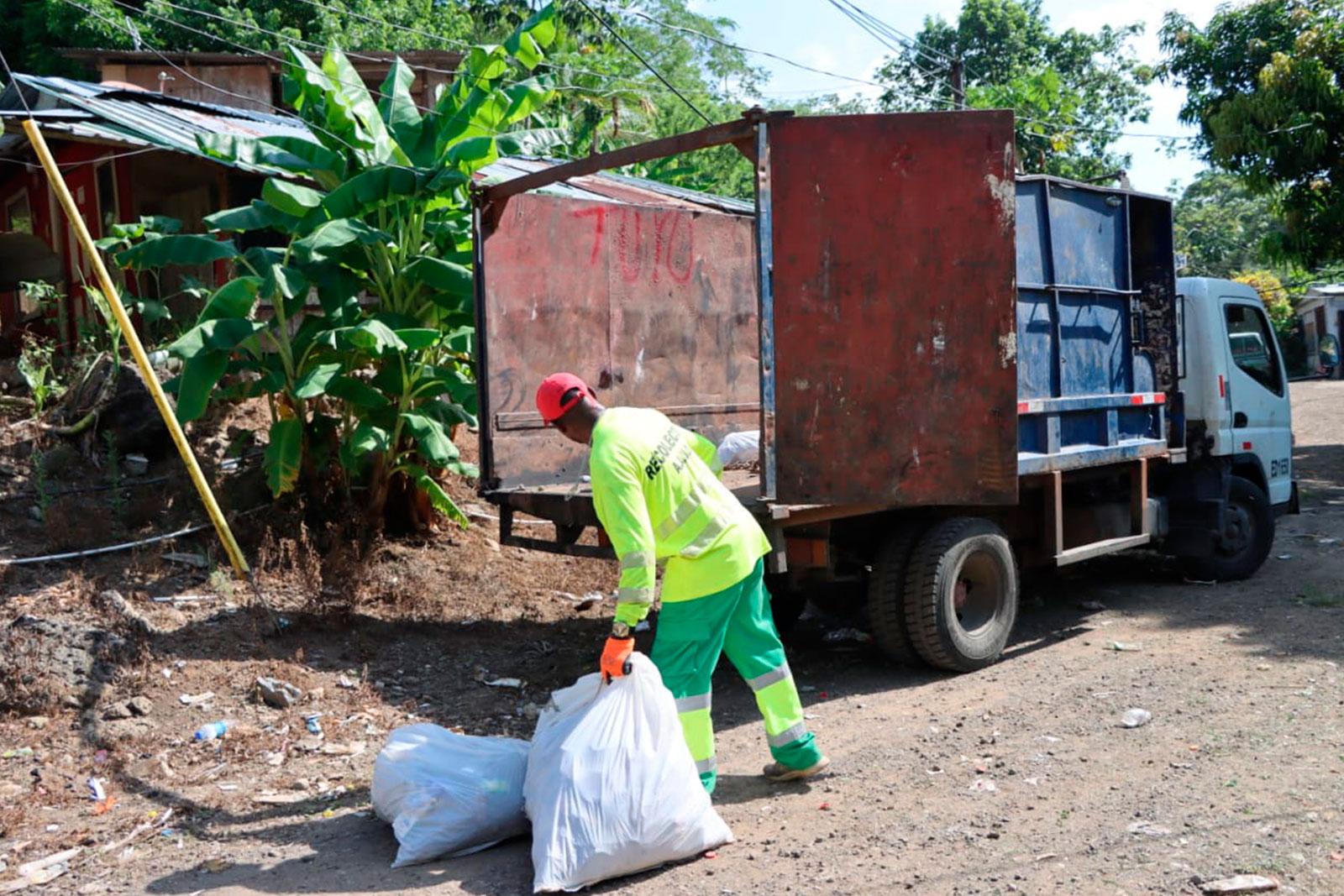 Operativo de limpieza, corte de grama y recolección de enseres refuerza la lucha contra el dengue en La Esperanza de Kuna Nega