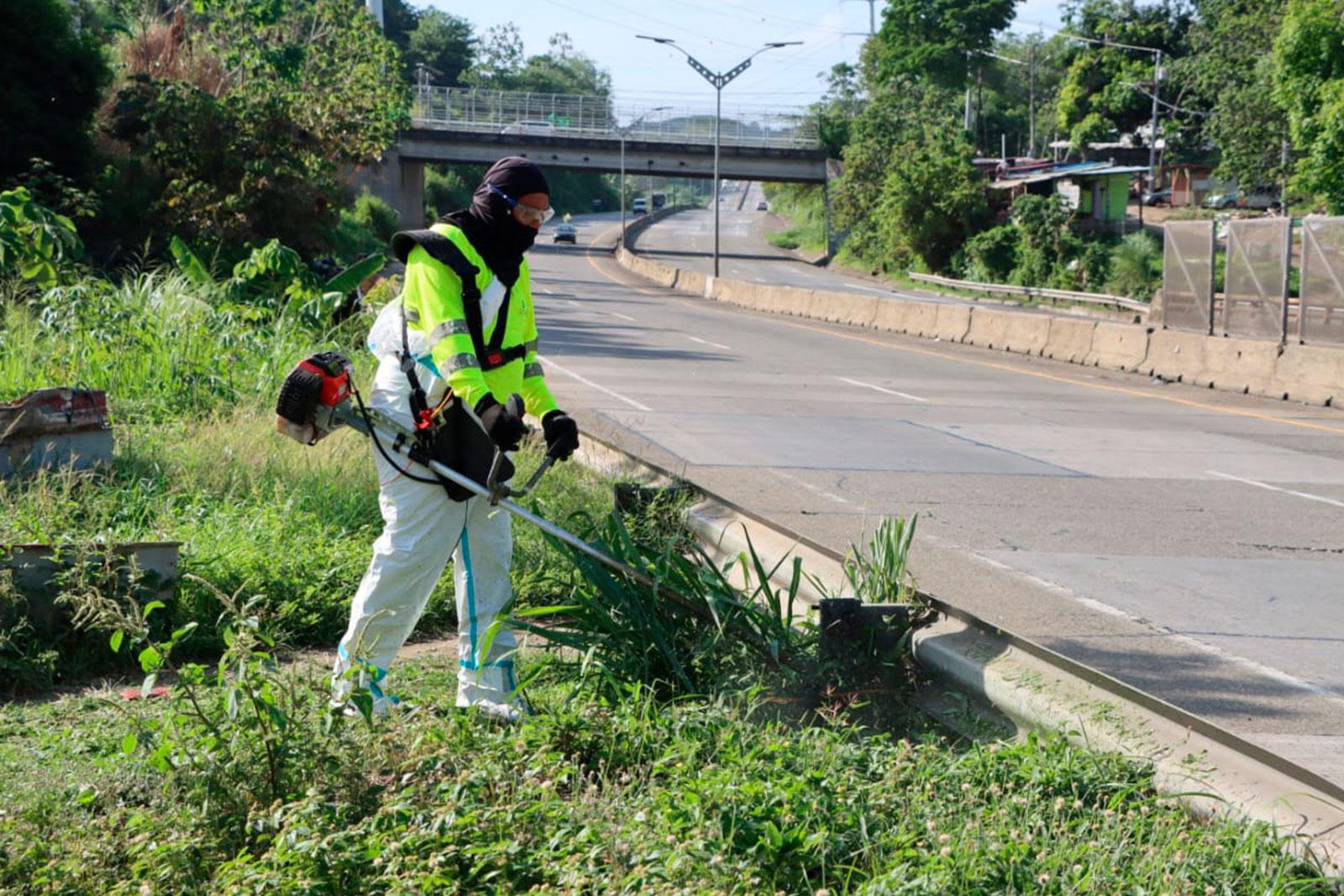 Operativo de limpieza, corte de grama y recolección de enseres refuerza la lucha contra el dengue en La Esperanza de Kuna Nega