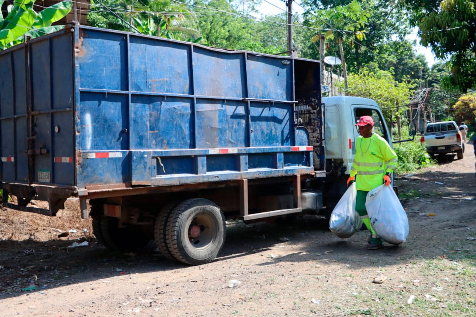 Operativo de limpieza, corte de grama y recolección de enseres refuerza la lucha contra el dengue en La Esperanza de Kuna Nega