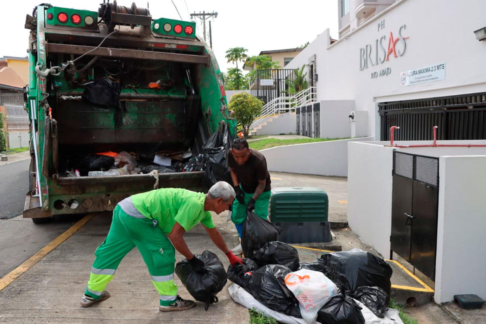 AAUD despliega operativo de recolección y limpieza en Calle 17, Río Abajo