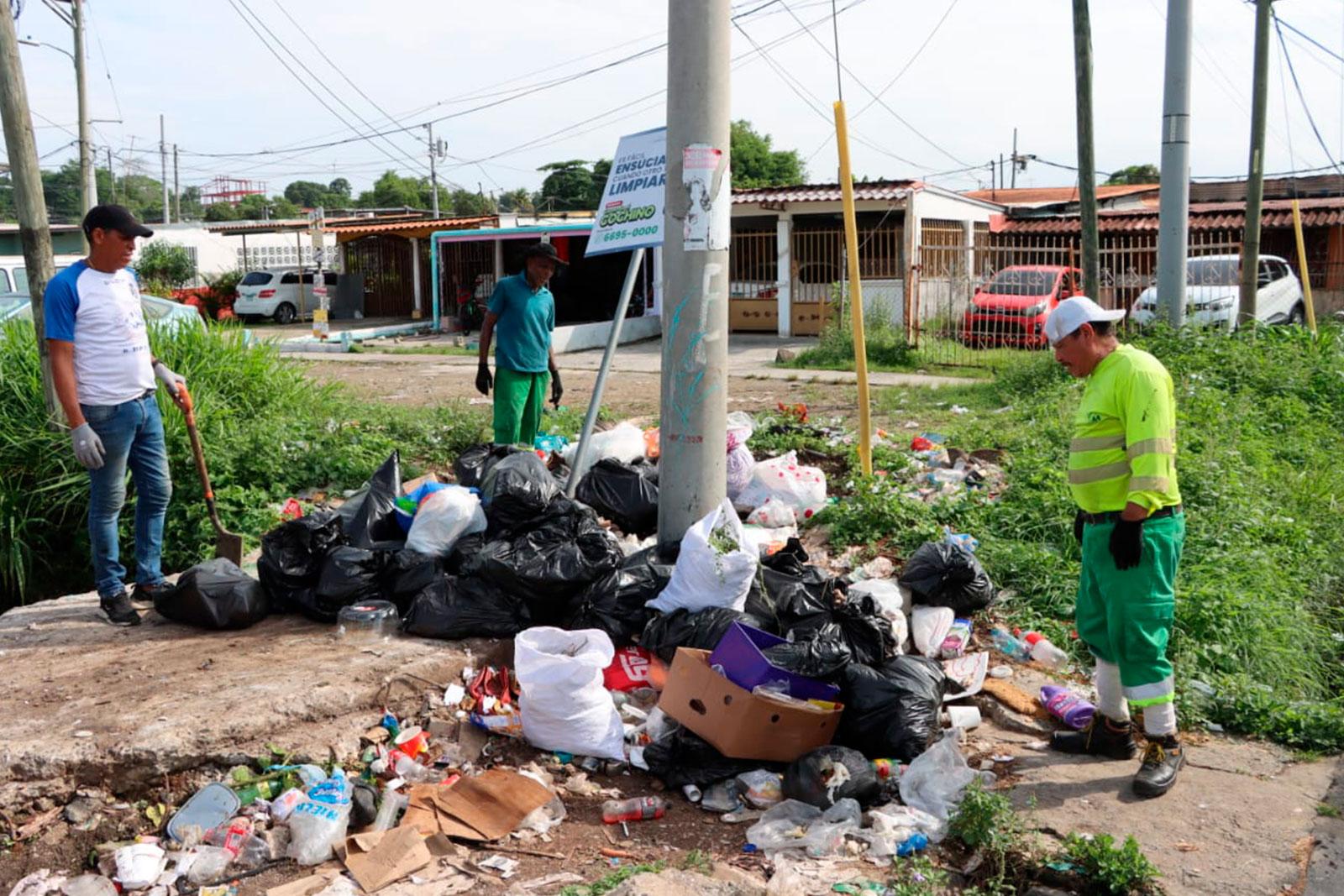 Limpieza de punto crítico en la comunidad de Concepción en la calle Horacio Alfaro, corregimiento de Juan Díaz