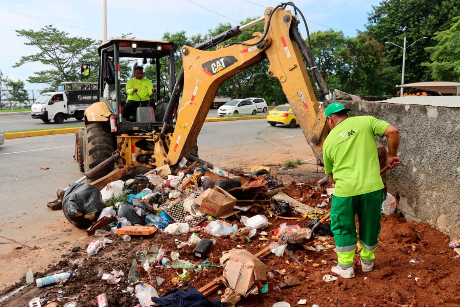 Retroexcavadora remueve desechos de un vertedero improvisado en el área de Panamá Viejo, corregimiento de Parque Lefevre