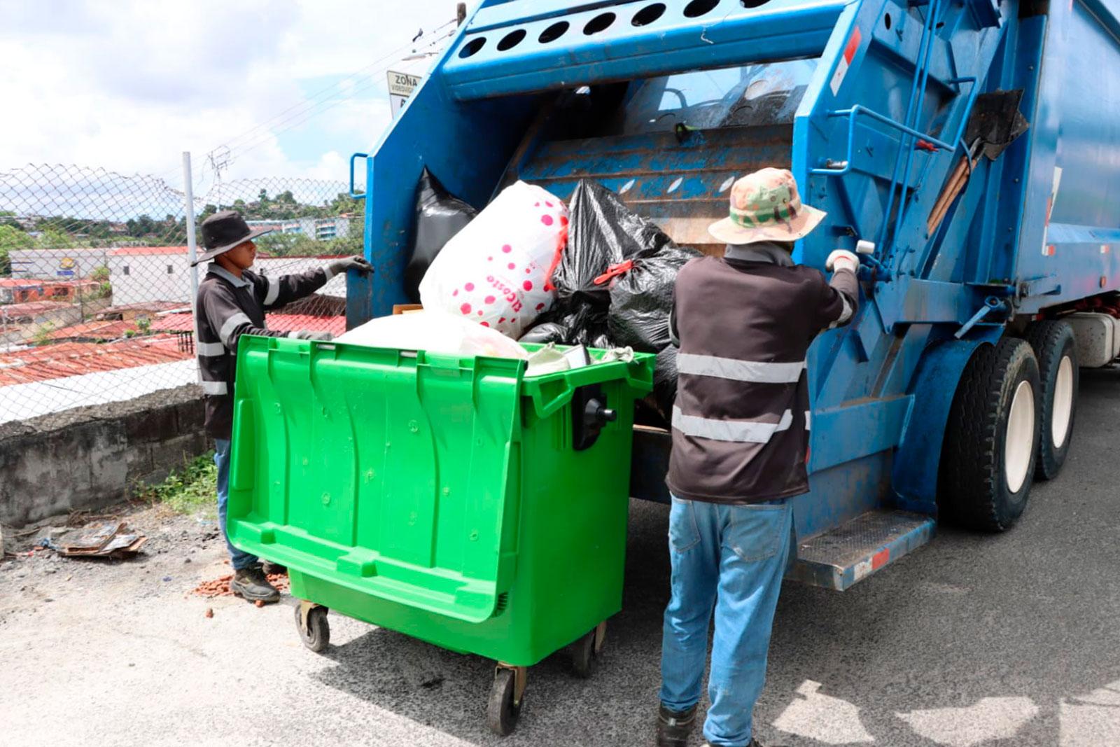 Camión compactador realiza recolección de tanque de 2.5yds de desechos