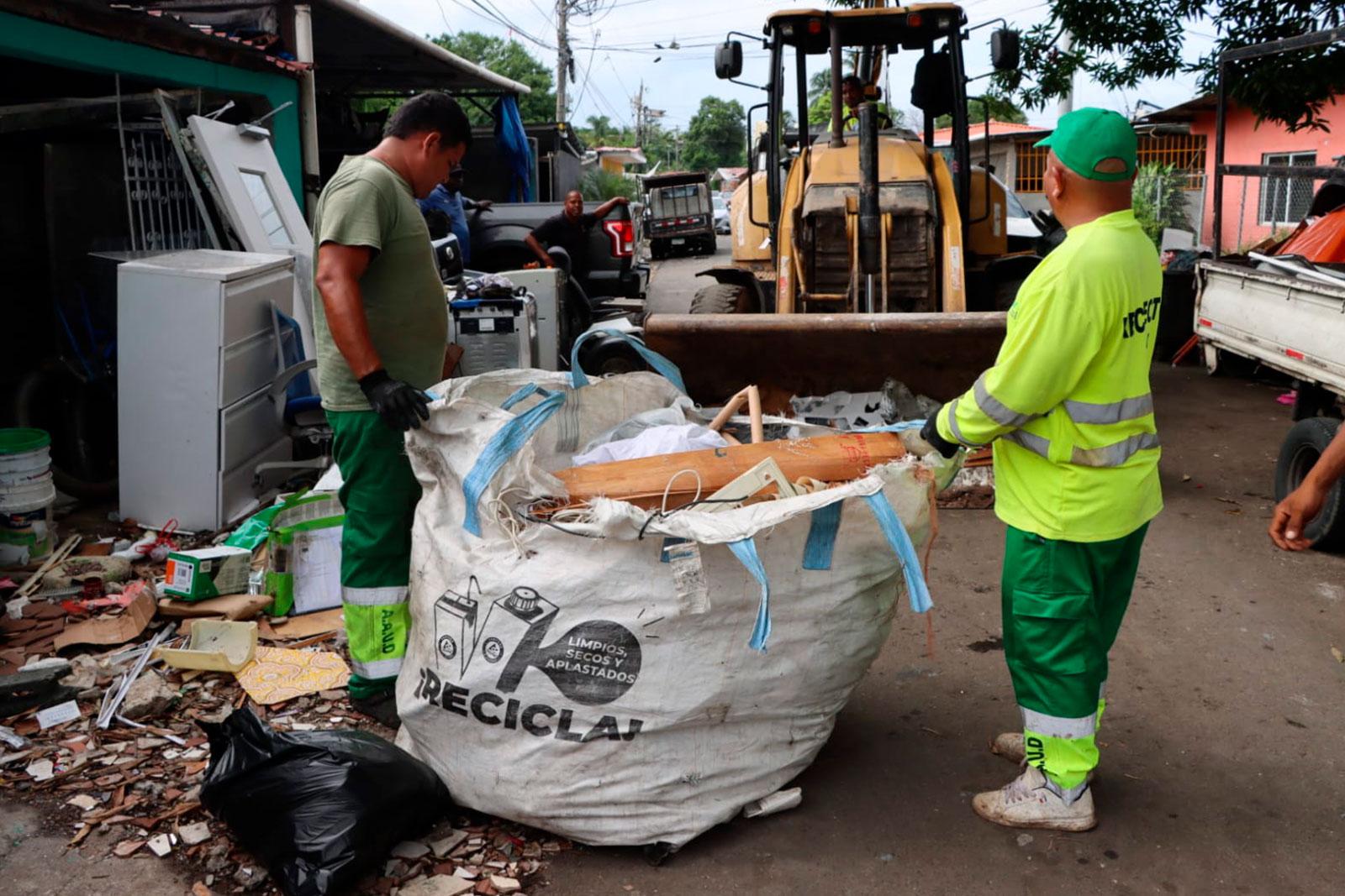 Recolección de desechos y enseres en Panamá Viejo, corregimiento de Parque Lefevre
