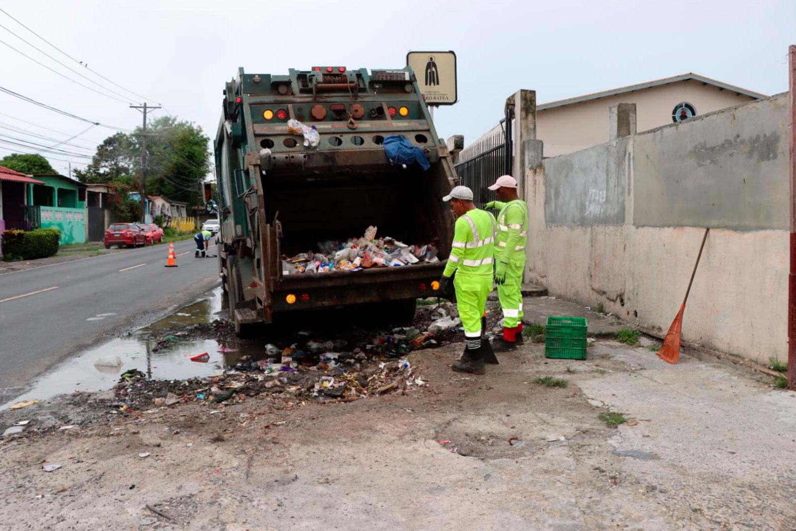 Camión compatador hace limpieza en punto crítico en Cerro Batea, corregimiento Belisario Frías